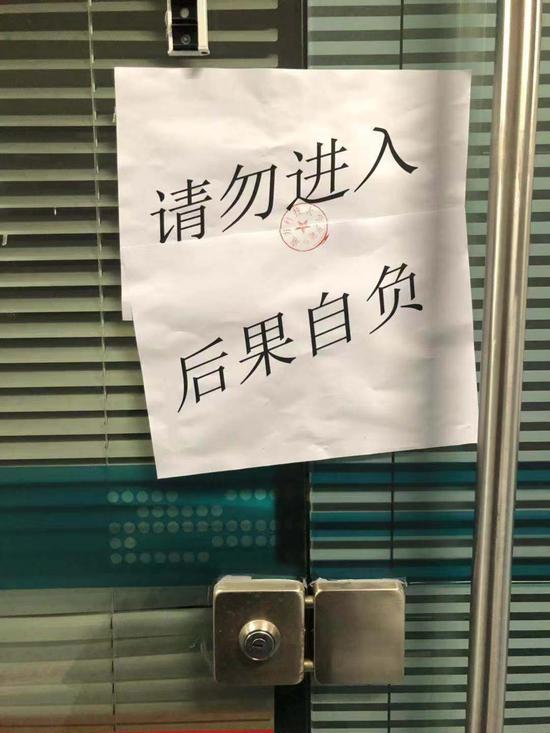 27日晚间，新京报记者探访南科大贺建奎办公室。