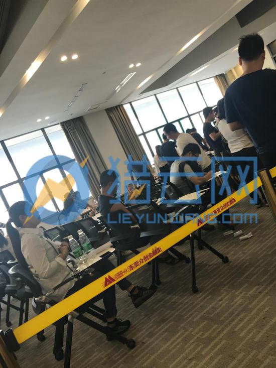 (直接与小黄狗签合同的正式员工办理离职手续现场)