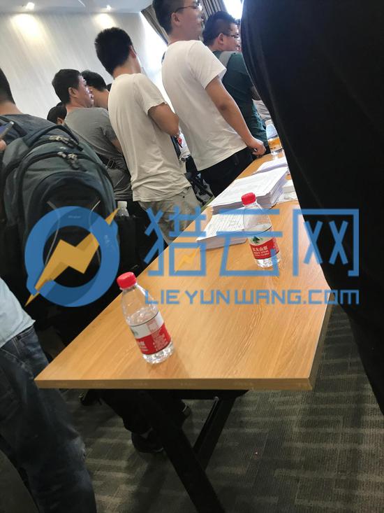 (小黄狗东莞总部办理离职手续现场)