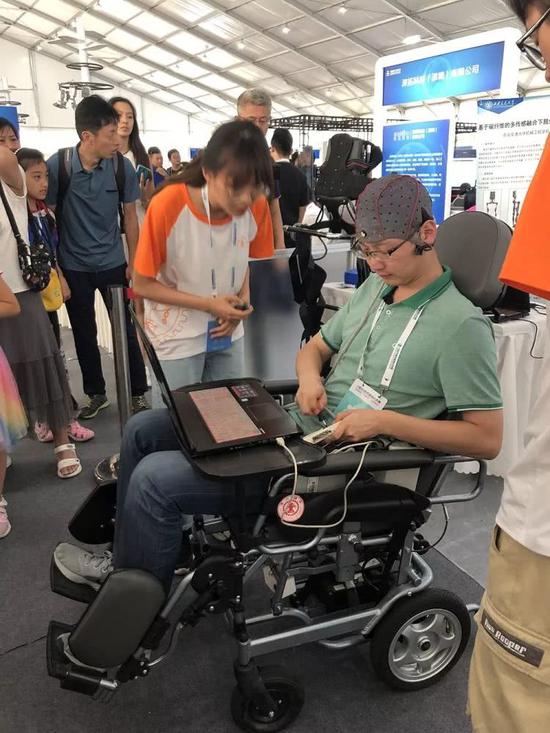 2019世界机器人大会现场展示的脑控轮椅，直接用脑电波控制轮椅活动。