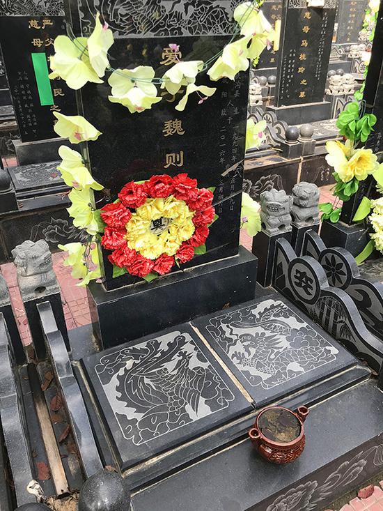 魏则西的墓碑 澎湃新闻记者 沈文迪 图