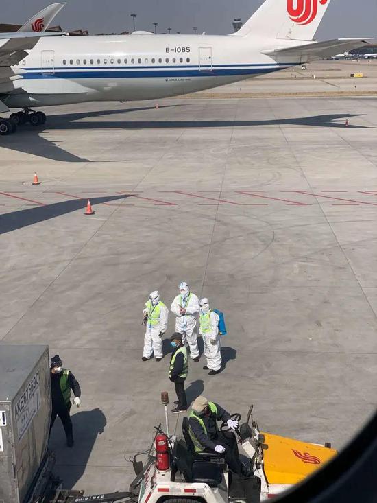 抵达机场后地面的防疫人员 受访者供图