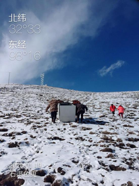 她是藏区薇娅 一开始乡亲说“她手机里藏了个漂亮男人”