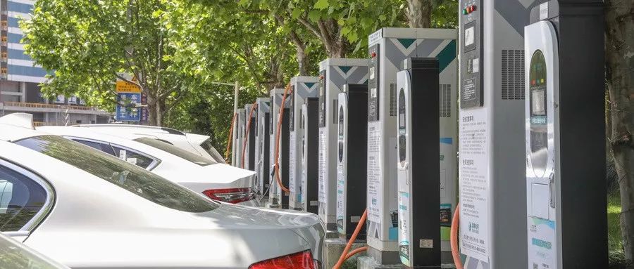 正在充电的新能源汽车