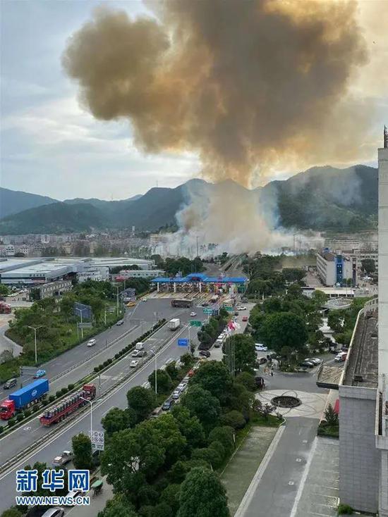 这是6月13日拍摄的浙江温岭一槽罐车爆炸事故现场。图片来源：新华网
