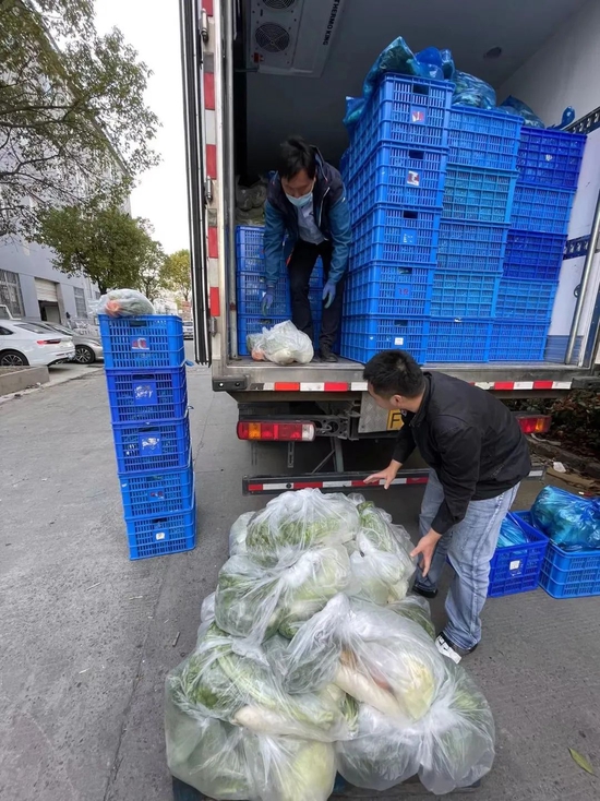 社区团购菜品卸货现场 | 图片来源：胡昊