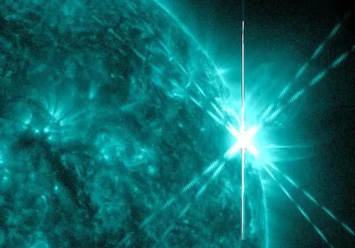2014年6月，在极紫外波段，一个能量强劲的活跃区随着太阳旋转进入视野，产生了两个非常强烈的辐射——X型耀斑。（图片来源：太阳动力学观测台、美国宇航局）