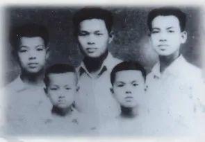 1940年代曾毅（二排右一）兄弟五人合影