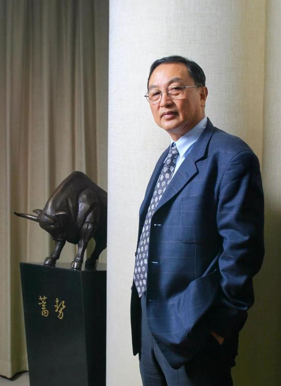 2005年柳传志在办公室接受《中国企业家》杂志拍摄，身后的雕塑作品名为“蓄势”。柳总在采访时介绍，这头牛的寓意为联想在蓄势，中国在蓄势。摄影：邓攀