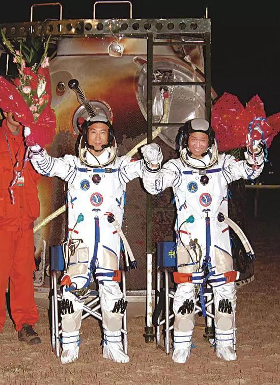 2005年10月，聂海胜与费俊龙执行神舟六号载人飞行任务，获得圆满成功。