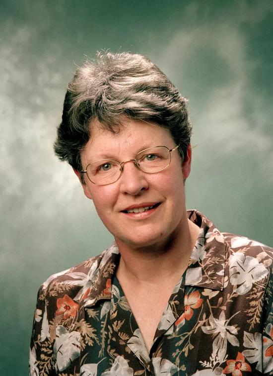○ Jocelyn Bell Burnel因在1967年发现了脉冲星而获得了基础物理学特别突破奖。| 图片来源：Jocelyn Bell Burnell/Breakthrough Prizes