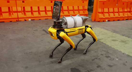 进击的机器狗酝酿起势挣扎