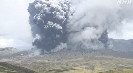 震撼！阿苏火山今日爆发，原来地球“挤痘痘”是这样的