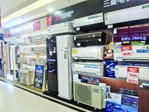 广州某卖场的空调，仍以旧标准产品为主。信息时报记者 袁婵 摄
