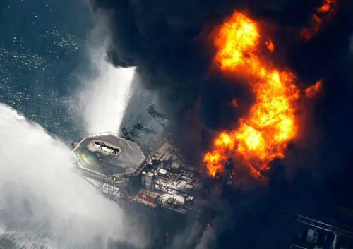 #新浪科技综合#毛里求斯超1000吨燃油泄露，民众争相捐头发拯救蓝海新浪科技综合2020-08-14 16:05:070阅