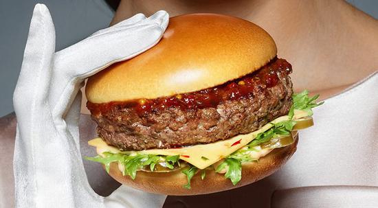 有史以来最贵的麦当劳穿裙子吃汉堡