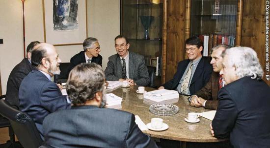 1997年2月，欧洲议会议长和英国 The BSE Inquiry 委员会会谈。图片来源：the European Parliament