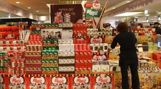 2014年11月11日,在韩国首尔,一家商场摆出各式各样的巧克力棒吸引消耗者购买。新华社记者姚琪琳摄