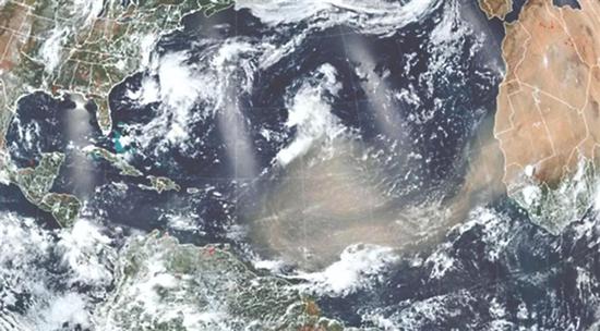 今年夏天，一场创纪录的沙尘暴从撒哈拉沙漠延伸到加勒比海。图片来源：NASA / NOAA