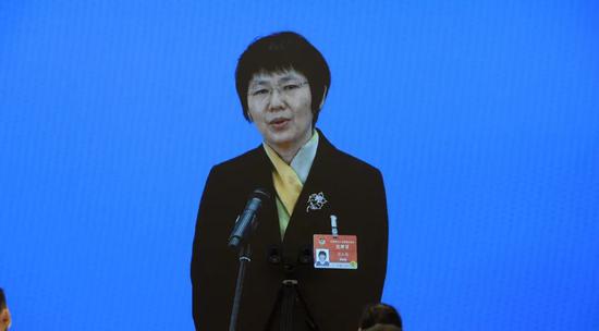 全国政协十三届四次会议的第二场“委员通道”采访活动现场的周玉梅。周维海摄影