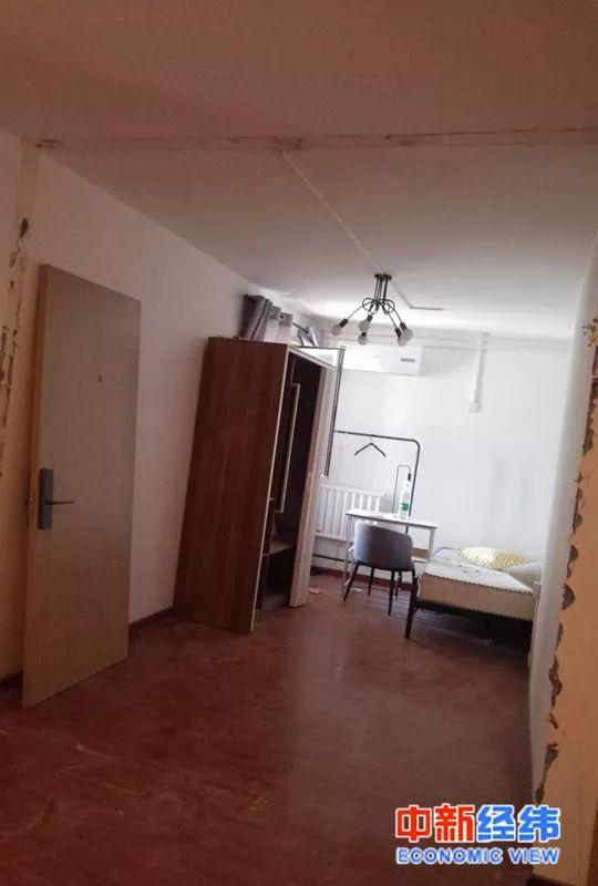 苏钰（化名）租住房间旁边的一个隔断间被拆除。受访者供图