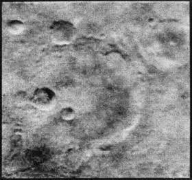 1965年，水手4号探测器传回的最清晰火星图像，可以看到遍布的撞击坑，显然这是一个荒芜的世界。这对于当时很多幻想着火星生命的人们来说是一次重大打击