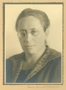  1933年，德国数学家埃米·诺特（Emmy Noether）被纳粹政权赶出哥廷根大学（University of Gottingen），移居美国，在布林莫尔学院（Bryn Mawr College）和高等研究院（Institute for Advanced Study）任教。