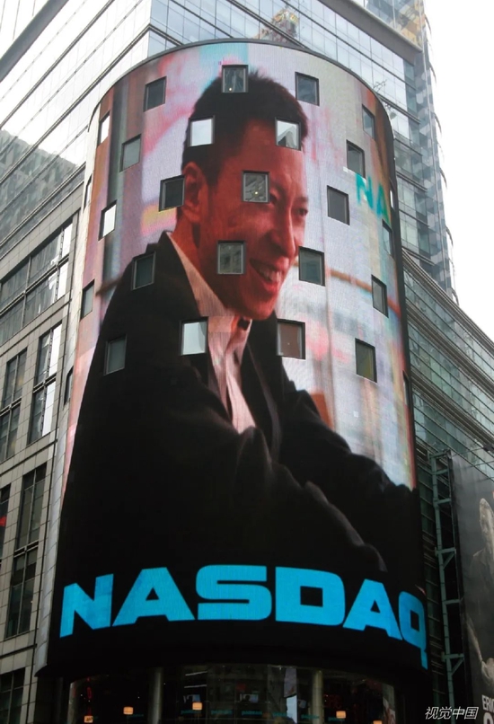 2009年4月2日，纽约时报广场附近的纳斯达克大型电子屏幕显示搜狐张朝阳的巨幅照片。