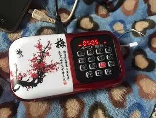 扯长天线便是收音机,插内存卡便是随身听那些早上习惯散步打太极的老头老太太都喜欢在腰间挂一个