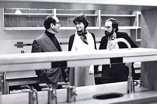  鲁里亚 （左） 与霍普金斯 （中） 和巴尔的摩 （右） 在麻省理工癌症研究中心， 1973|图片来源：https：//www.nobelprize.org/prizes/medicine/1969/luria/photo-gallery/