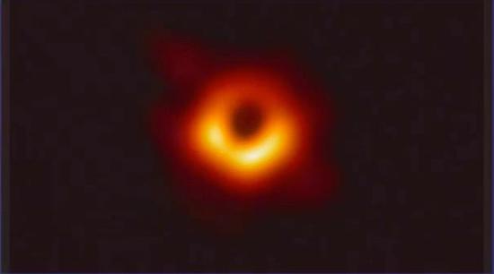 人类捕获的第一张黑洞照片，来自M87星系。