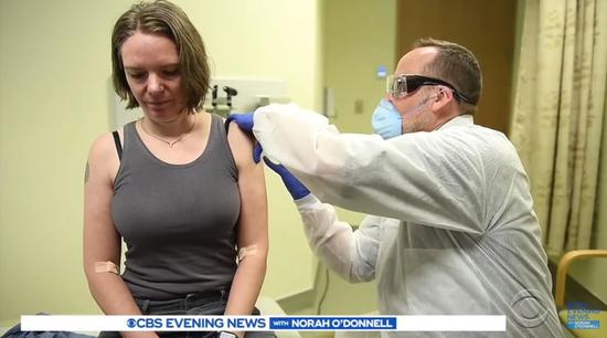 詹妮弗·哈勒是第一名接受新冠疫苗的志愿者