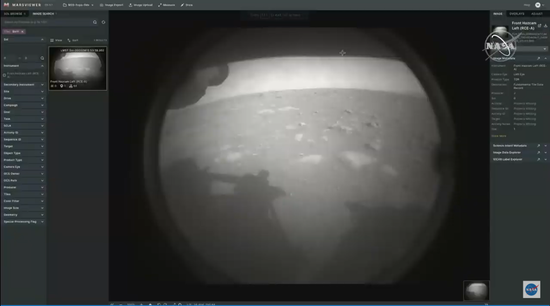 “毅力号”火星车着陆后拍摄的火星表面图像 Credits： NASA TV