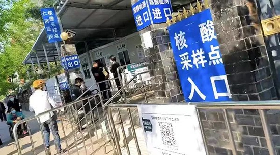 人物|睡在桥洞里的骑手