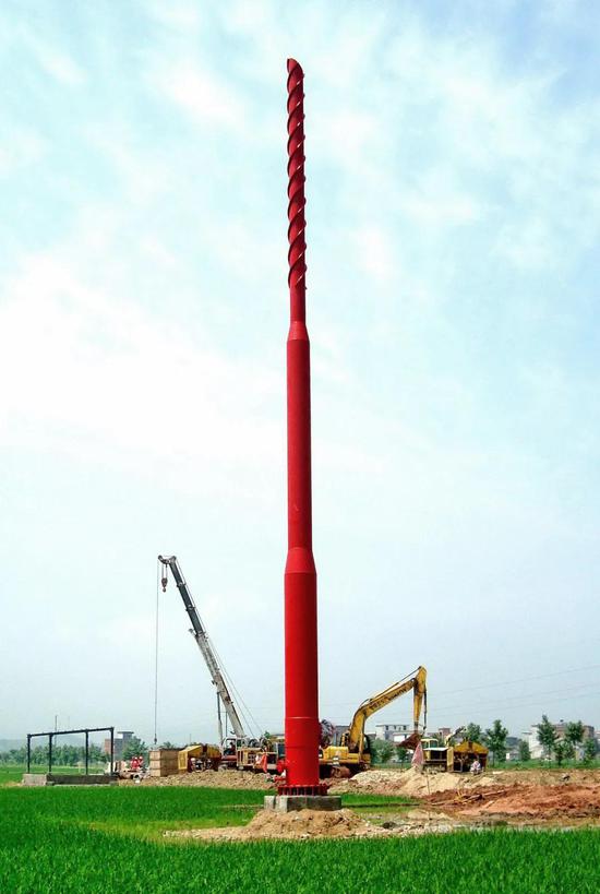 西气东输二期工程的某工地| 2011年5月17日,江西省遂川县西气东输二线(遂川段)管道中转站建设工地,高大的放空火炬十分抢眼,它的作用是燃烧废气。图源@VCG