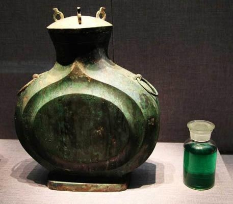 战国中山王墓出土的一个青铜扁壶里，发现了墨绿色的清澈液体。（图片来源：燕赵都市报）