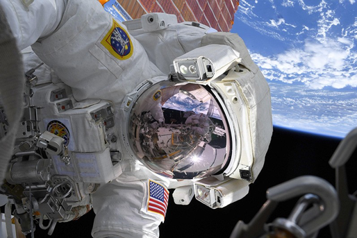 2019年，宇航员Christina Koch在国际空间站上进行太空行走。来源：NASA/Alamy。