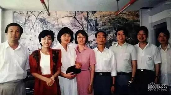 华为成立哪一年 ▲任正非和早期华为员工 合影时间:1991年