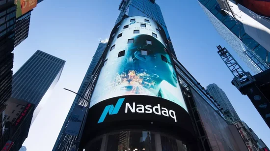 纽约时代广场纳斯达克MarketSite。综合指数8月收涨3.93%，仍低于6月2日纪录收盘。