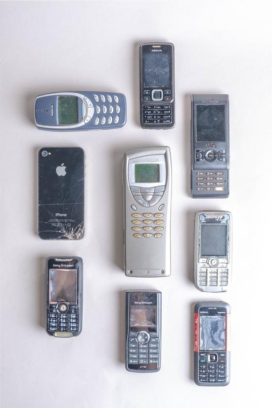 ▲ 这些才是真正的小屏手机，iPhone 除外。 图片来自：Rayson Tan（Unsplash）