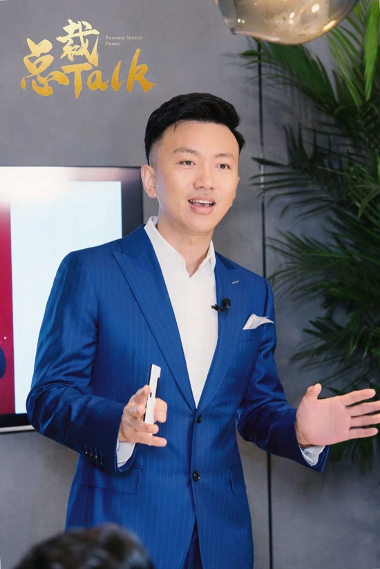 作为财经频道的资深主持人,张伟是当初新栏目《蜜蜂计划》启动时的