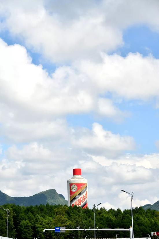 2019年8月8日，在贵州省遵义茅台机场拍摄的茅台酒酒瓶巨型雕塑。图片来源：视觉中国