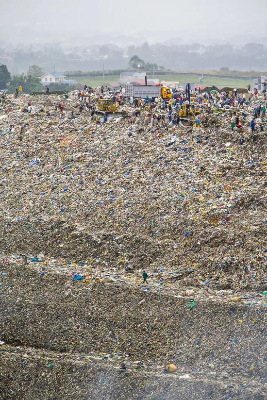 菲律宾马尼拉附近的一处大型垃圾填埋场 | 在可预见的未来，垃圾填埋仍将是一种重要的垃圾处理方式。注意图片中下部渺小的人影。图源@VCG