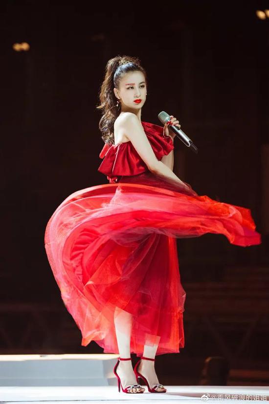 《乘风破浪的姐姐》舞台上的黄圣依 图片来源：节目组官方微博