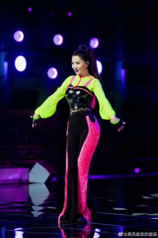 《乘风破浪的姐姐》舞台上的阿朵 图片来源：节目组官方微博