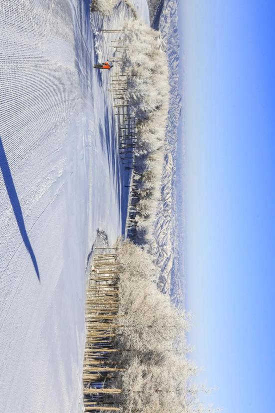 北京周边拥有最多雪道的滑雪场，雪道变化多，雪质稳定最高处海拔2110.3米，垂直落差550多米，这里的野雪道更是得到了很多老雪友们的认可