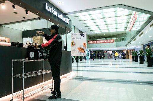 2018年8月,瑞幸推出轻食半价服务,坚持议定烧钱补贴快捷攻陷市场的战略。