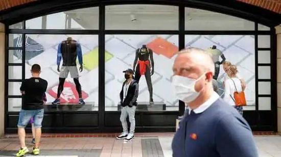 6月16日，英格兰朴茨茅斯一家购物中心新开业的耐克门店，购物者正在排队进店