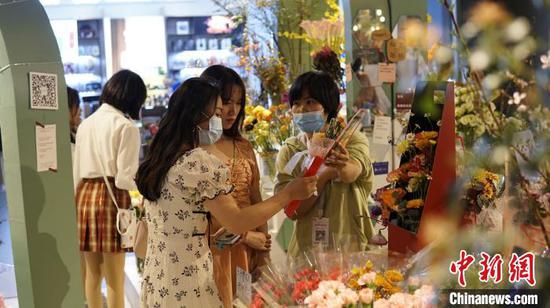 女性市民在花店内为自己购买鲜花。莫德令 摄