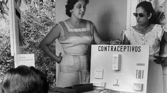1960年，工作人员在波多黎各讲授节育方法